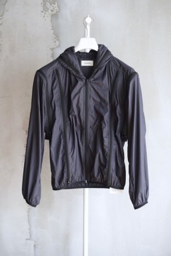 ZIPPED HOODED BLOUSON<img class='new_mark_img2' src='https://img.shop-pro.jp/img/new/icons14.gif' style='border:none;display:inline;margin:0px;padding:0px;width:auto;' />