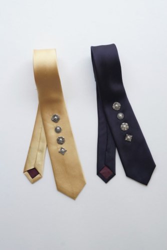 Metal motif tie<img class='new_mark_img2' src='https://img.shop-pro.jp/img/new/icons14.gif' style='border:none;display:inline;margin:0px;padding:0px;width:auto;' />