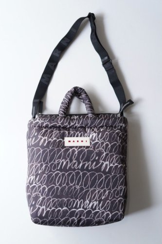 PUFF TOTE BAG WITH MARNI SCRIBBLE PRINT<img class='new_mark_img2' src='https://img.shop-pro.jp/img/new/icons14.gif' style='border:none;display:inline;margin:0px;padding:0px;width:auto;' />