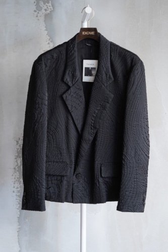 SHRINK QUILTING TAILORED SHORT JACKET<img class='new_mark_img2' src='https://img.shop-pro.jp/img/new/icons14.gif' style='border:none;display:inline;margin:0px;padding:0px;width:auto;' />