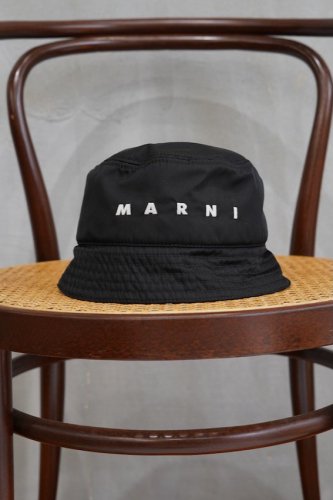 NYLON TWILL BUCKET HAT<img class='new_mark_img2' src='https://img.shop-pro.jp/img/new/icons14.gif' style='border:none;display:inline;margin:0px;padding:0px;width:auto;' />