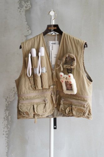 OSHI-KATSU POCKET VEST<img class='new_mark_img2' src='https://img.shop-pro.jp/img/new/icons14.gif' style='border:none;display:inline;margin:0px;padding:0px;width:auto;' />