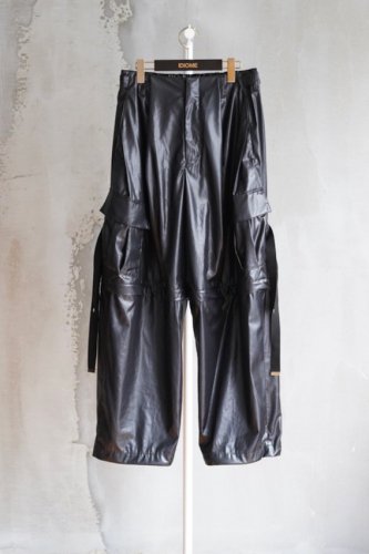 DETACHABLE WIDE CARGO PANTS (LEATHER)<img class='new_mark_img2' src='https://img.shop-pro.jp/img/new/icons14.gif' style='border:none;display:inline;margin:0px;padding:0px;width:auto;' />