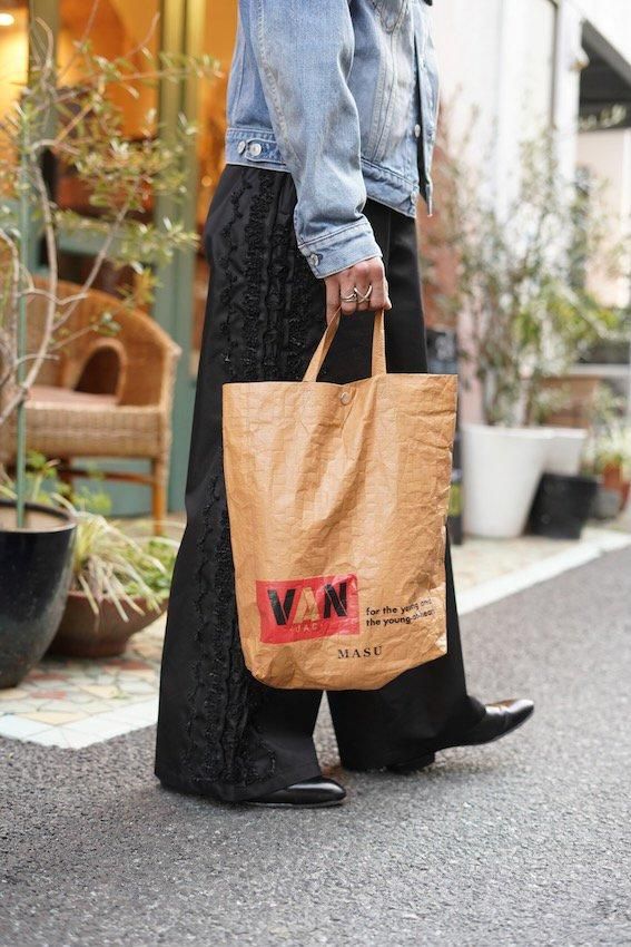 MASU×VAN shopping bag brown MASU(エムエーエスユー)のSHOPPING BAG BROWN(バッグ)の通販