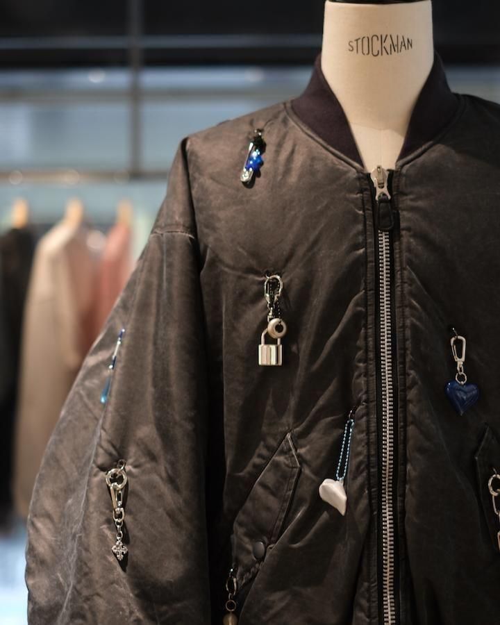 ジャケット・アウター KEY CHAIN DECORATED BOMBER JACKET / GRY KEY CHAIN DECORATED BOMBER JACKET - IDIOME | ONLINE SHOP