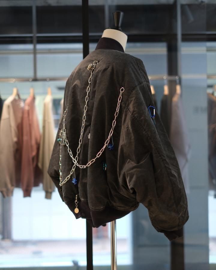 KEY CHAIN DECORATED BOMBER JACKET - IDIOME | ONLINE SHOP