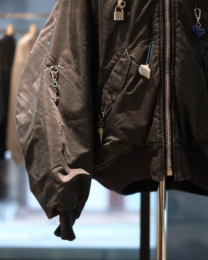 ジャケット・アウター KEY CHAIN DECORATED BOMBER JACKET / GRY KEY CHAIN DECORATED BOMBER JACKET - IDIOME | ONLINE SHOP