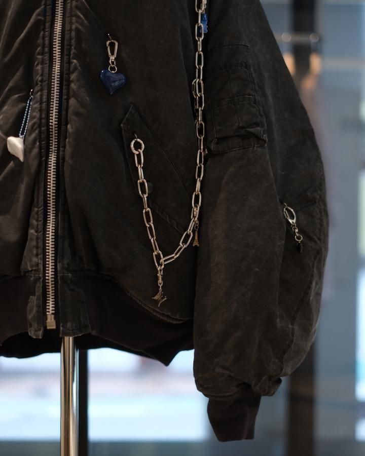 KEY CHAIN DECORATED BOMBER JACKET - IDIOME | ONLINE SHOP