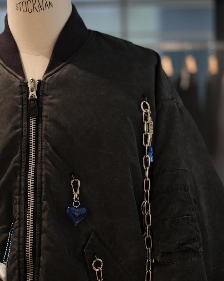 KEY CHAIN DECORATED BOMBER JACKET - IDIOME | ONLINE SHOP
