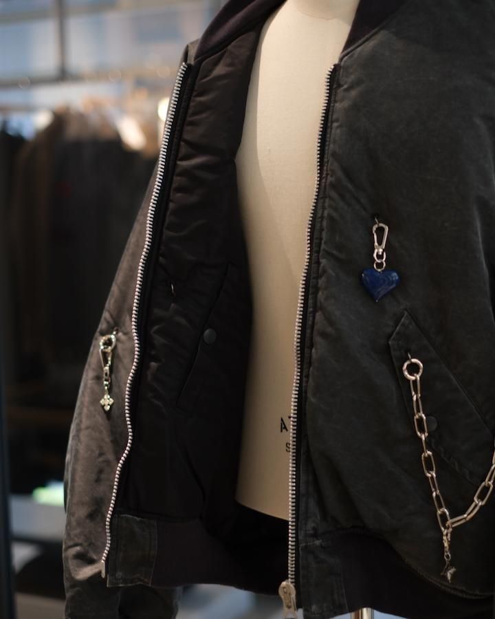 KEY CHAIN DECORATED BOMBER JACKET - IDIOME | ONLINE SHOP