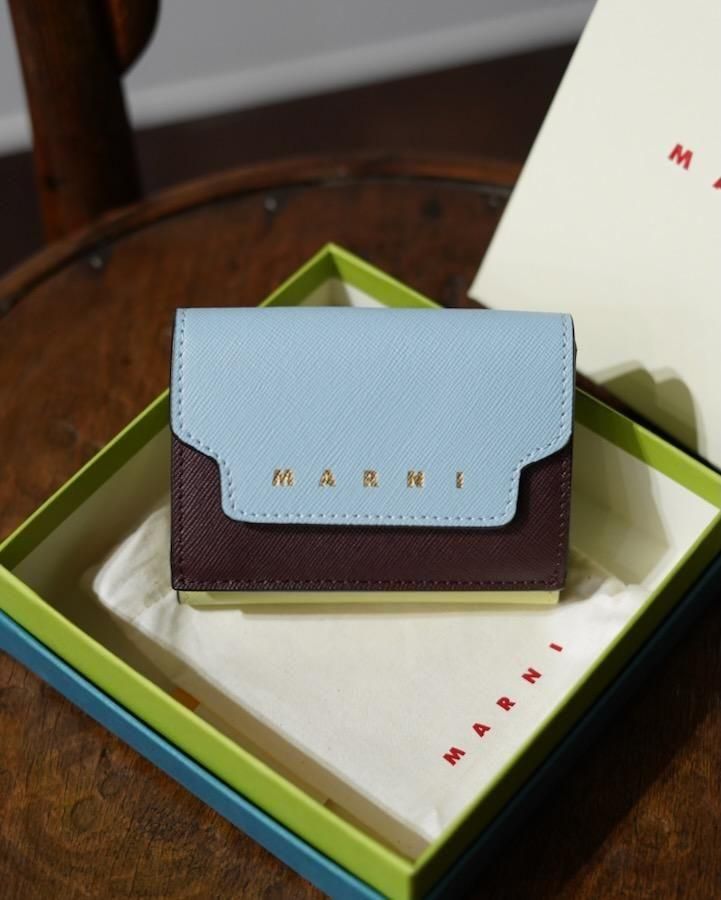 TRIFOLD BIG LOGO WALLET (LIGHT BLUEBROWNPISTACHIO)<img class='new_mark_img2' src='https://img.shop-pro.jp/img/new/icons14.gif' style='border:none;display:inline;margin:0px;padding:0px;width:auto;' />