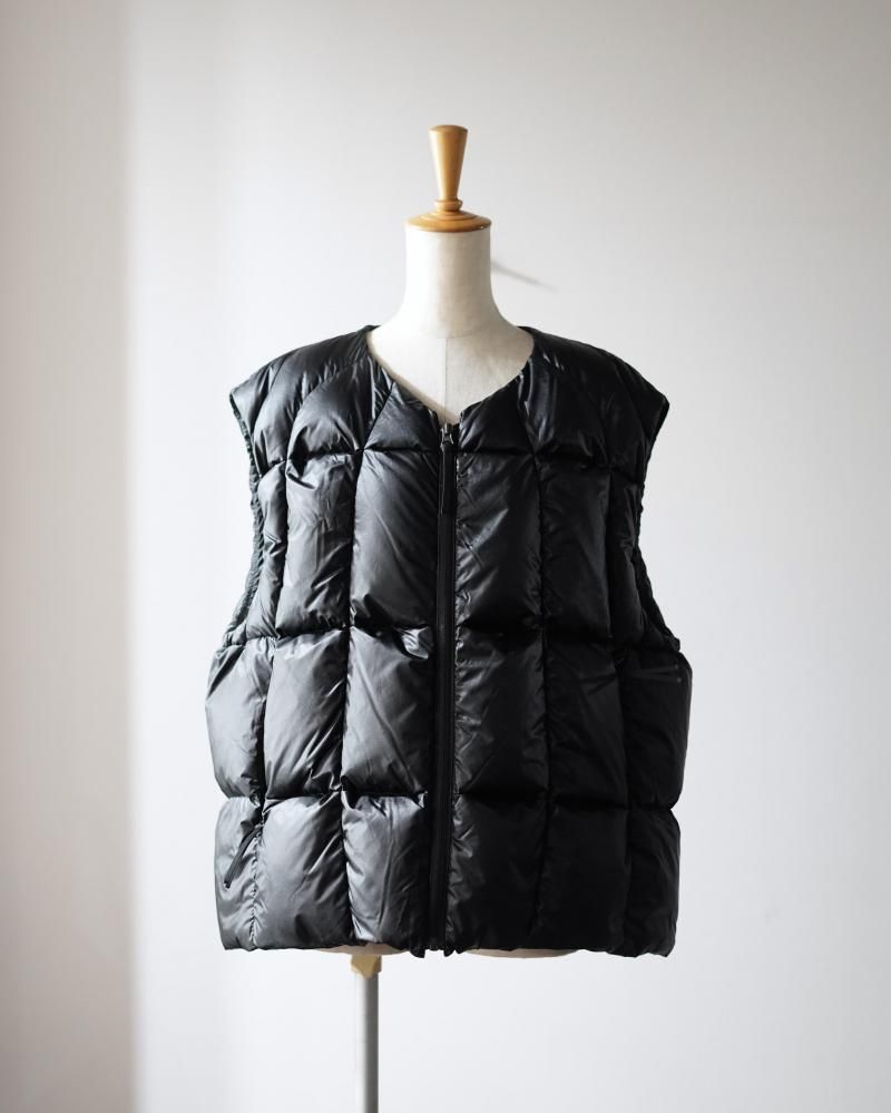 Three-Dimeusional Down Light Vest<img class='new_mark_img2' src='https://img.shop-pro.jp/img/new/icons14.gif' style='border:none;display:inline;margin:0px;padding:0px;width:auto;' />