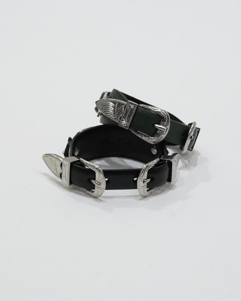 Double buckle concho bangle <img class='new_mark_img2' src='https://img.shop-pro.jp/img/new/icons14.gif' style='border:none;display:inline;margin:0px;padding:0px;width:auto;' />
