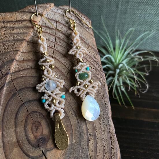 ホワイトシェル×ブラスマクラメアシンメトリーピアス - 旅する天然石と