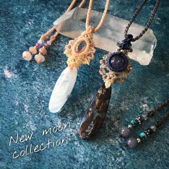 キラキラ虹色のカンテラオパールのマクラメ編みネックレス