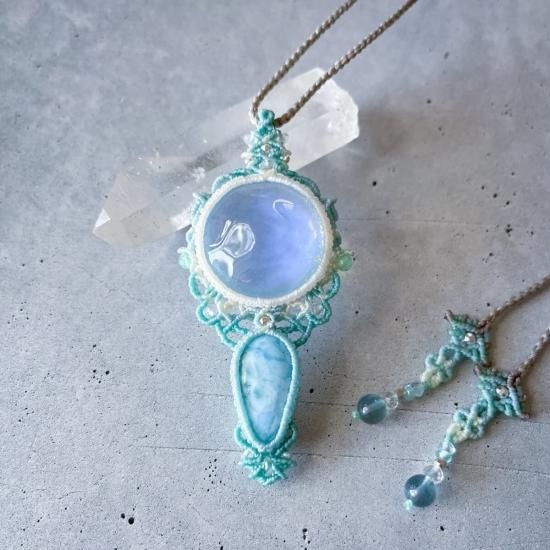 TG WORKS ガラスルース×ラリマーマクラメペンダント - 旅する天然石と