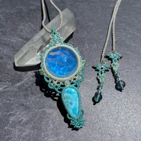 TG WORKS ガラスルース×ラリマーマクラメペンダント - 旅する天然石と