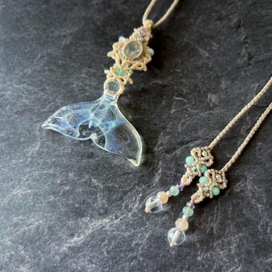 ドルフィンテール×レインボームーンストーンマクラメペンダント