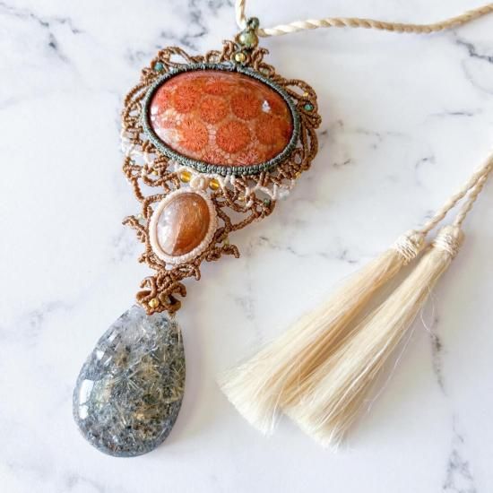 マクラメ編み　フォッシルコーラル　ガーデンクォーツ連結ペンダント マクラメ編み フォッシルコーラル ガーデンクォーツ連結