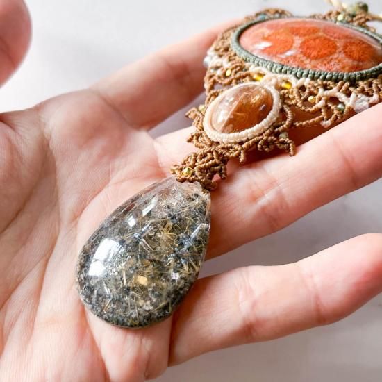 【鉱物標本】超希少ヘマタイト イン タイチンルチルクォーツのマクラメペンダント 鉱物標本】超希少ヘマタイト イン タイチンルチルクォーツの