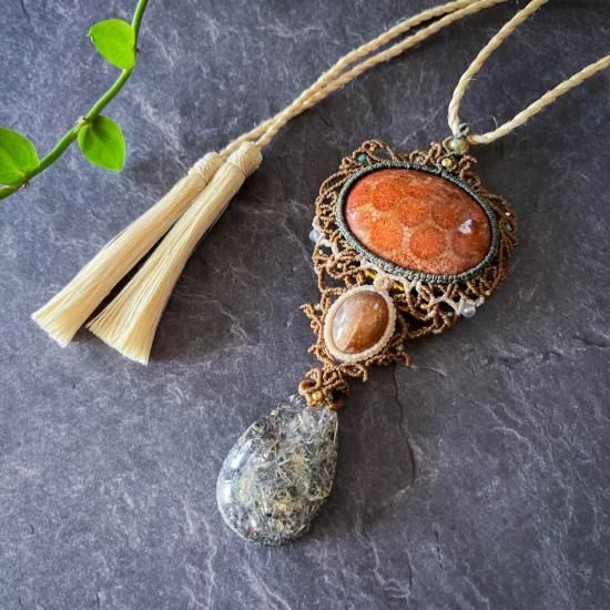 フォッシルコーラル×サンストーン×ルチルクォーツマクラメペンダント