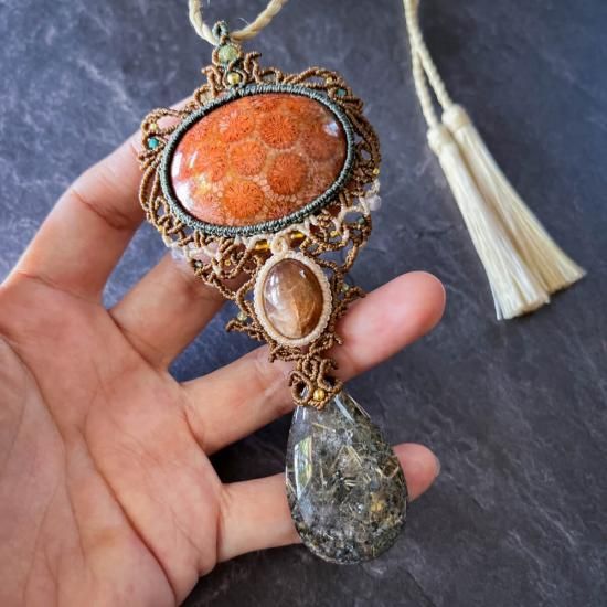 フォッシルコーラル×サンストーン×ルチルクォーツマクラメペンダント