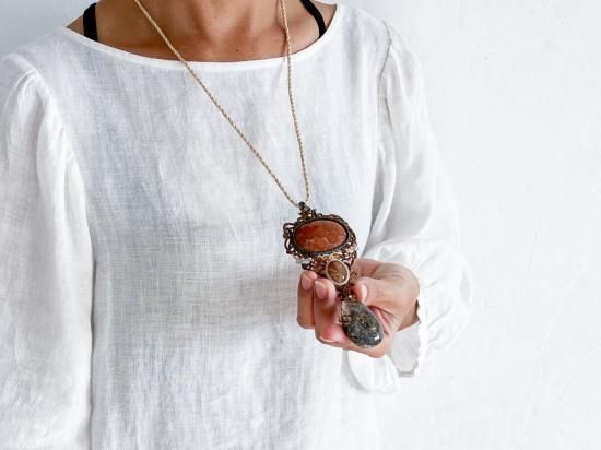 「サンストーン」と「フォッシルコーラル」 のマクラメ編み首飾り　ネックレス　珊瑚 絹糸）フォッシルコーラルとサンストーンのマクラメ編み