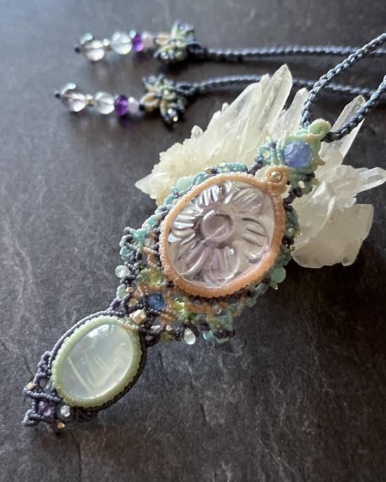 カービングアメシスト×ホワイトムーンストーンマクラメペンダント&水晶マクラメピアスセット