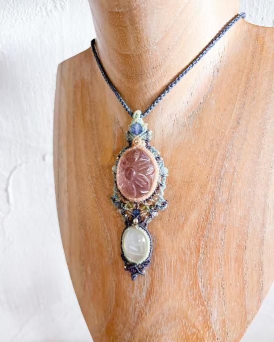 カービングアメシスト×ホワイトムーンストーンマクラメペンダント&水晶マクラメピアスセット