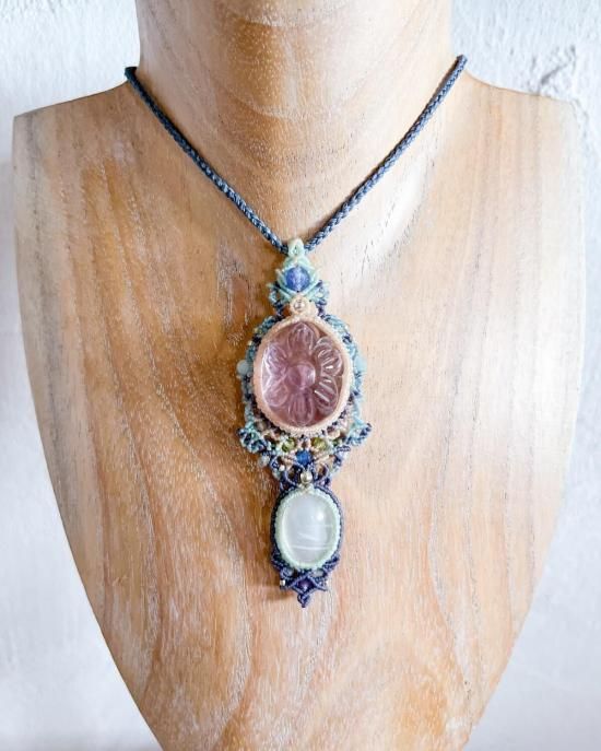 カービングアメシスト×ホワイトムーンストーンマクラメペンダント&水晶マクラメピアスセット