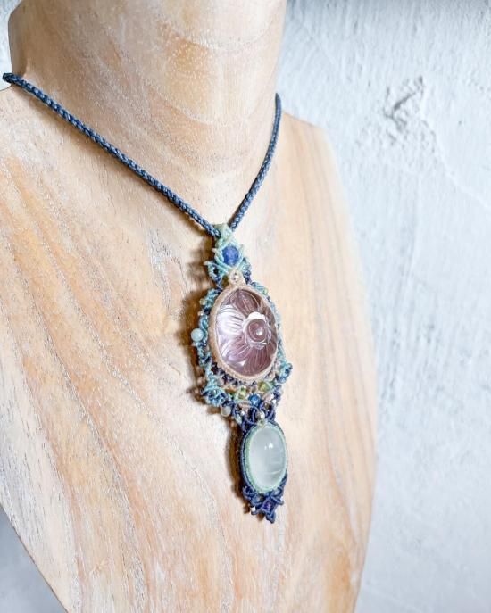 カービングアメシスト×ホワイトムーンストーンマクラメペンダント&水晶マクラメピアスセット