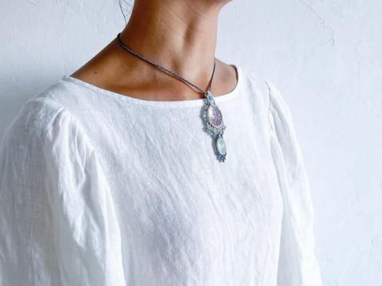 カービングアメシスト×ホワイトムーンストーンマクラメペンダント&水晶マクラメピアスセット着画