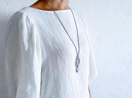 カービングアメシスト×ホワイトムーンストーンマクラメペンダント&水晶マクラメピアスセット着画