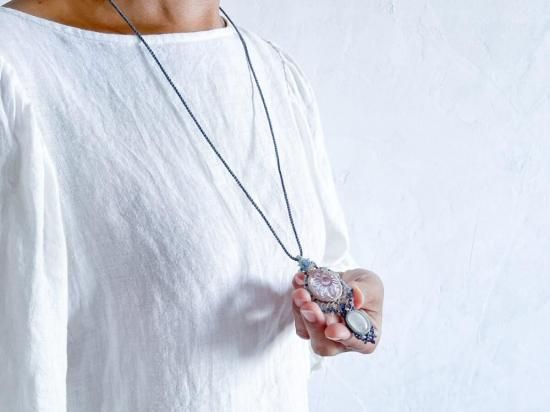 カービングアメシスト×ホワイトムーンストーンマクラメペンダント&水晶マクラメピアスセット着画