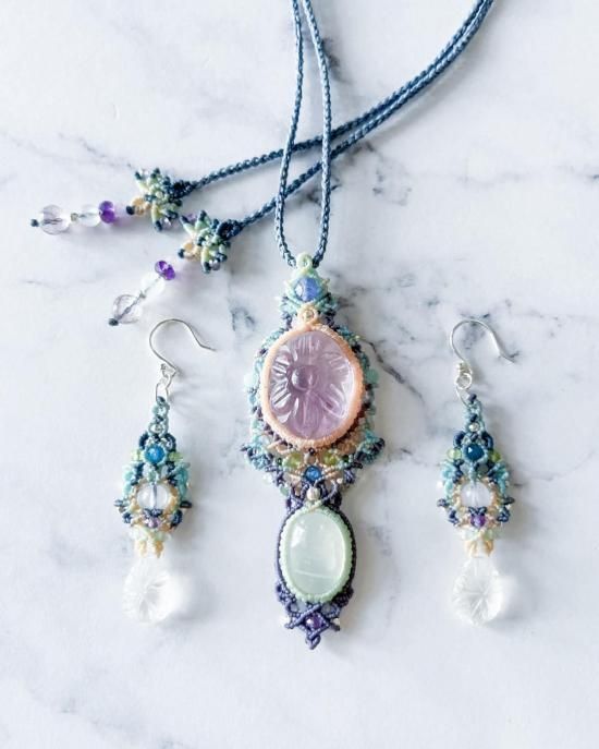 カービングアメシスト×ホワイトムーンストーンマクラメペンダント&水晶マクラメピアスセット