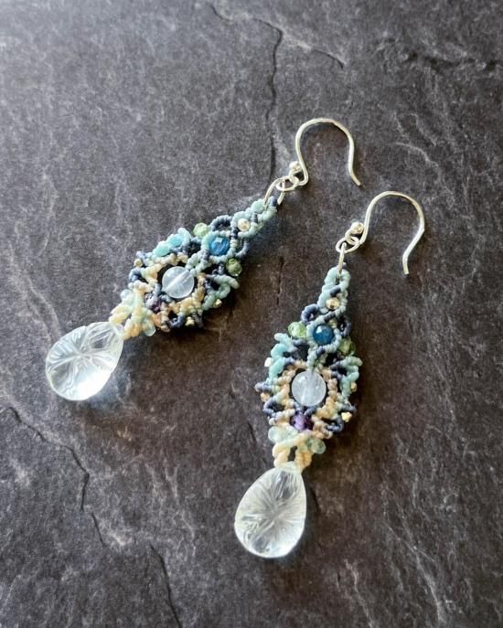 カービングアメシスト×ホワイトムーンストーンマクラメペンダント&水晶マクラメピアスセット