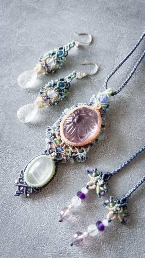 カービングアメシスト×ホワイトムーンストーンマクラメペンダント&水晶マクラメピアスセット