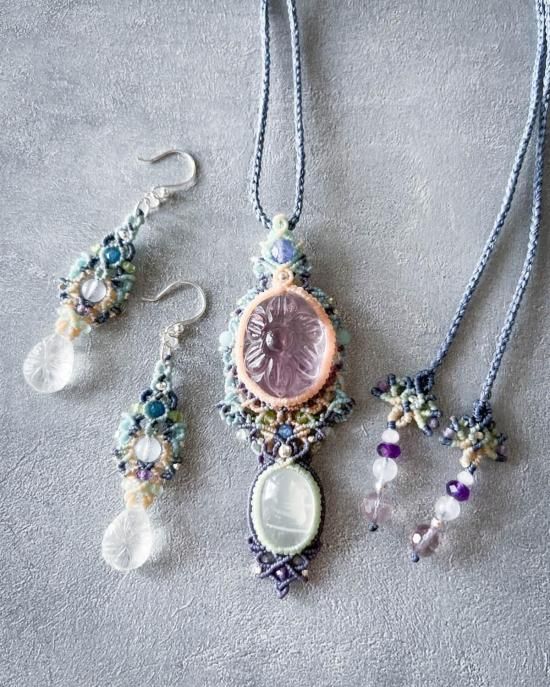 カービングアメシスト×ホワイトムーンストーンマクラメペンダント&水晶マクラメピアスセット