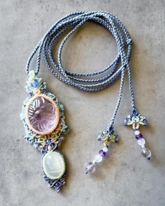 カービングアメシスト×ホワイトムーンストーンマクラメペンダント&水晶マクラメピアスセット