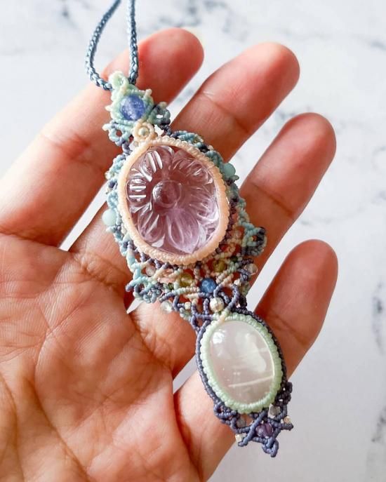 カービングアメシスト×ホワイトムーンストーンマクラメペンダント&水晶マクラメピアスセット