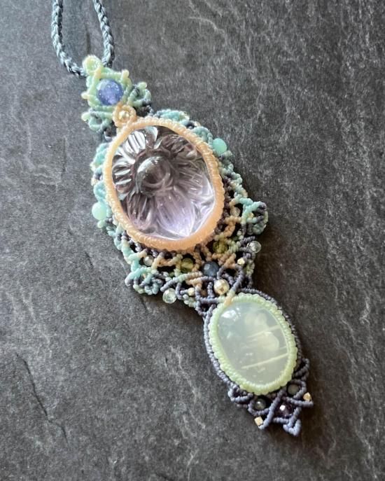 カービングアメシスト×ホワイトムーンストーンマクラメペンダント&水晶マクラメピアスセット