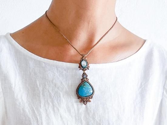 アリゾナターコイズ×ムーンストーンマクラメペンダント&ターコイズマクラメピアスセット着画