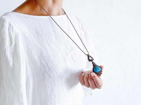 アリゾナターコイズ×ムーンストーンマクラメペンダント&ターコイズマクラメピアスセット着画