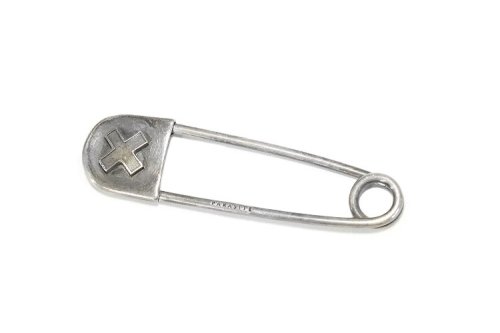 <img class='new_mark_img1' src='https://img.shop-pro.jp/img/new/icons1.gif' style='border:none;display:inline;margin:0px;padding:0px;width:auto;' />LAUNDRY PIN CROSS FLAME (S) silver x silver SAFETY PIN
