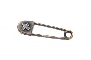 SAFETY PIN FLAME CROSS (S) silver x brass