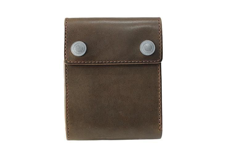 <img class='new_mark_img1' src='https://img.shop-pro.jp/img/new/icons1.gif' style='border:none;display:inline;margin:0px;padding:0px;width:auto;' />TRACKER LEATHER WALLET COMPACT -KHAKI GRAY- 