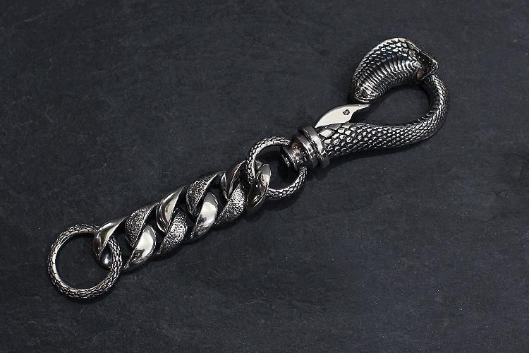 <img class='new_mark_img1' src='https://img.shop-pro.jp/img/new/icons1.gif' style='border:none;display:inline;margin:0px;padding:0px;width:auto;' />SNAKE SCALES KEY CHAIN