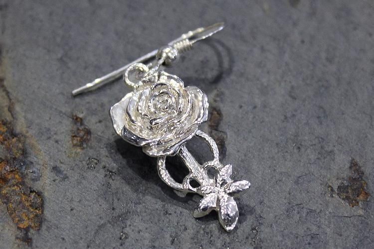 ROSE LIP HOOK EARRINGS