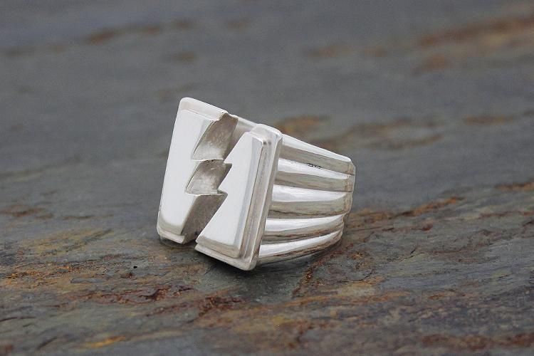 <img class='new_mark_img1' src='https://img.shop-pro.jp/img/new/icons1.gif' style='border:none;display:inline;margin:0px;padding:0px;width:auto;' />LIGHTNING SIGNET RINGSILVER