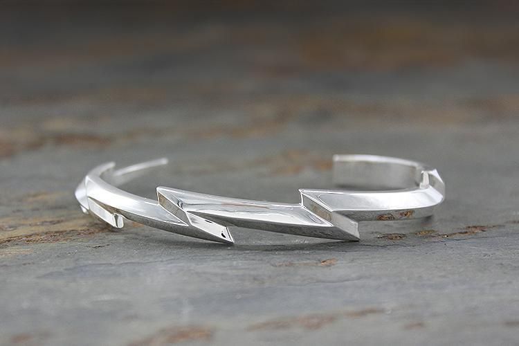 <img class='new_mark_img1' src='https://img.shop-pro.jp/img/new/icons1.gif' style='border:none;display:inline;margin:0px;padding:0px;width:auto;' />LIGHTNING BANGLE SILVER
